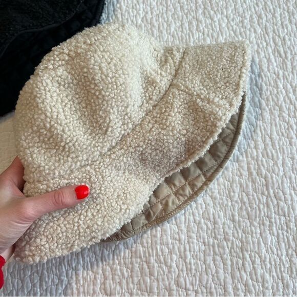 ✨ Britt’s Knits 2 Apres Ski Reversible Sherpa Bucket Hat Tan & Black - Picture 6 of 8
